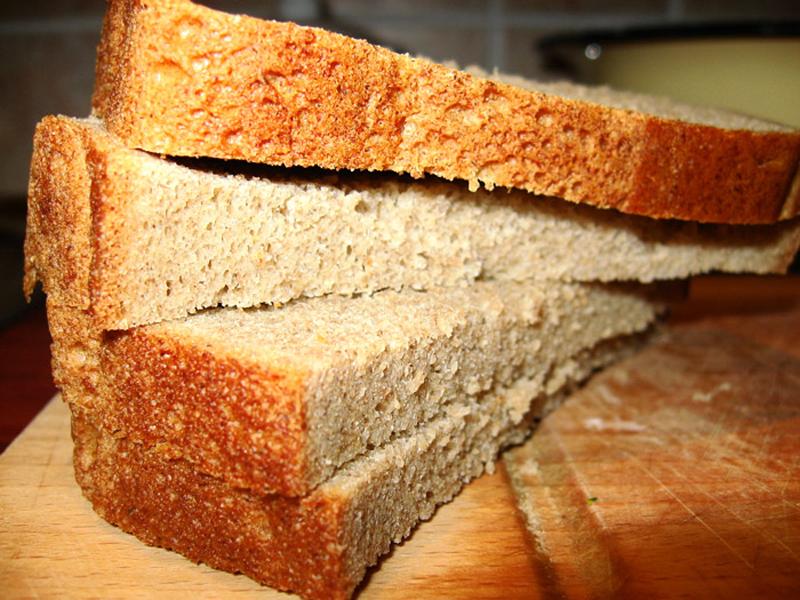 Как размягчить хлеб. Хлеб. Твердый хлеб. Разрезанный хлеб. Мазилка на хлеб.